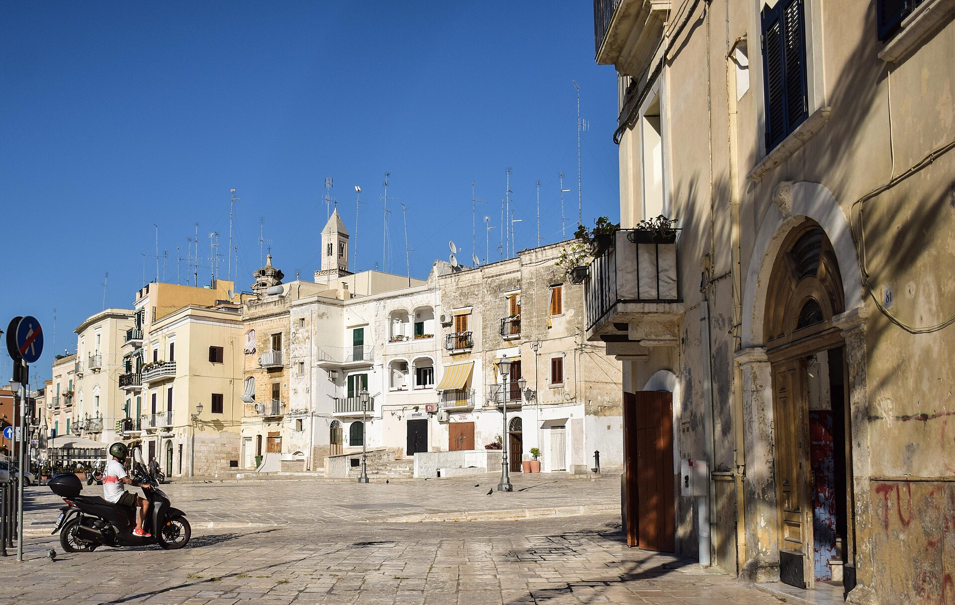 Bari: San Nicola, the manna, a 17-minute train